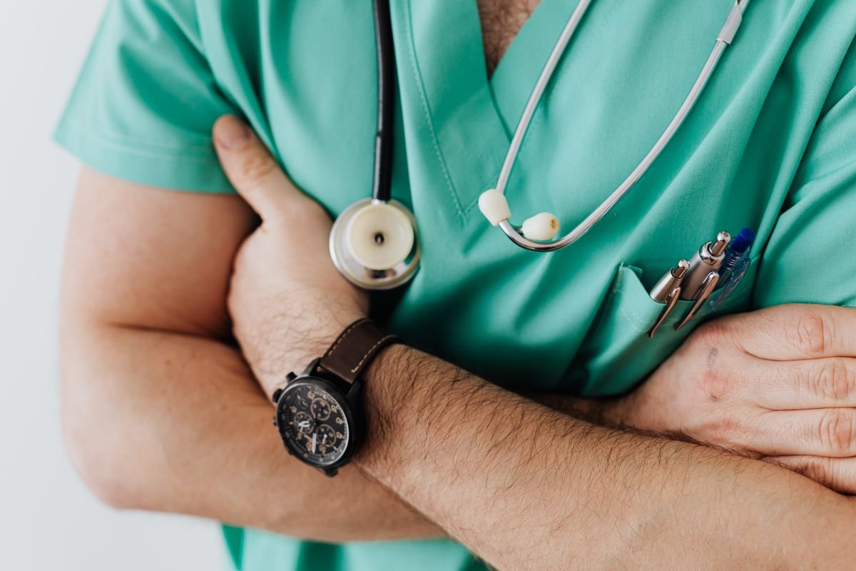 Médico atiende a un paciente en consulta durante una valoración del plan complementario Sura
