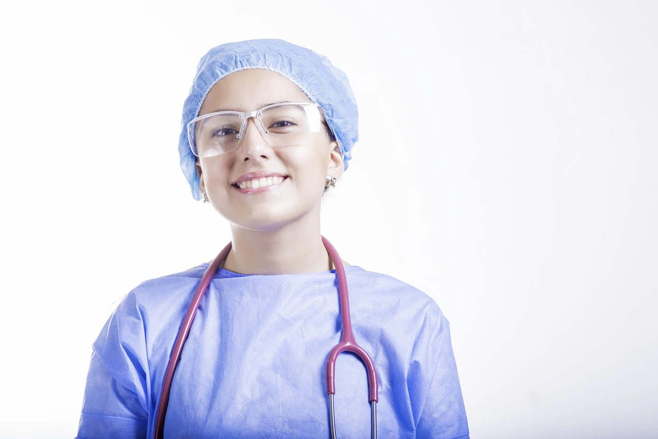 Enfermera sonriente con estetoscopio que representa la atención personalizada en salud para adultos mayores