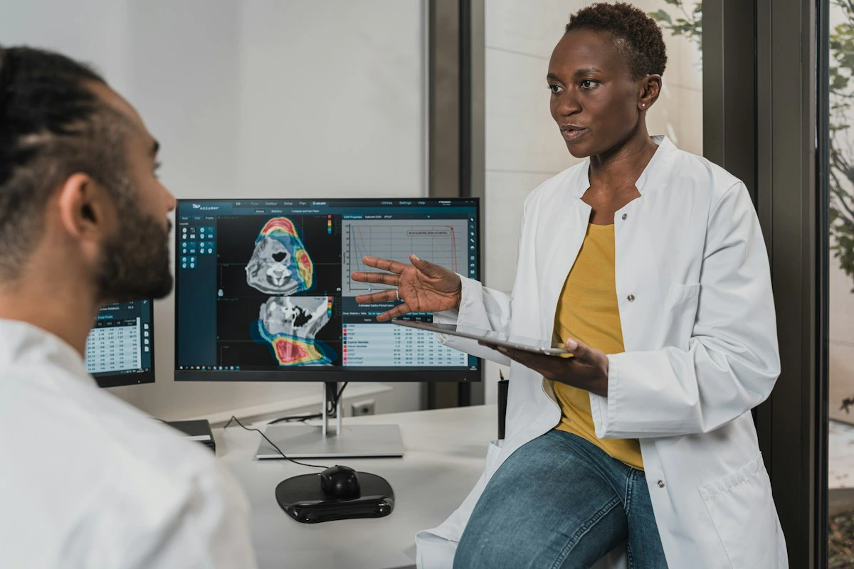 Médico atendiendo a un paciente en un consultorio moderno