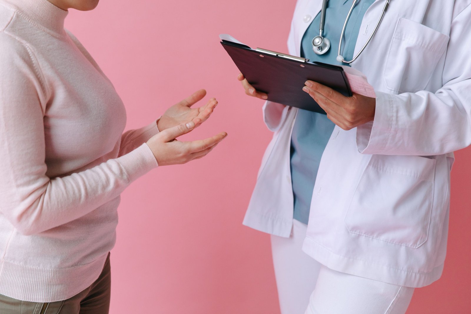 Médico atendiendo a un paciente en consulta en Colombia